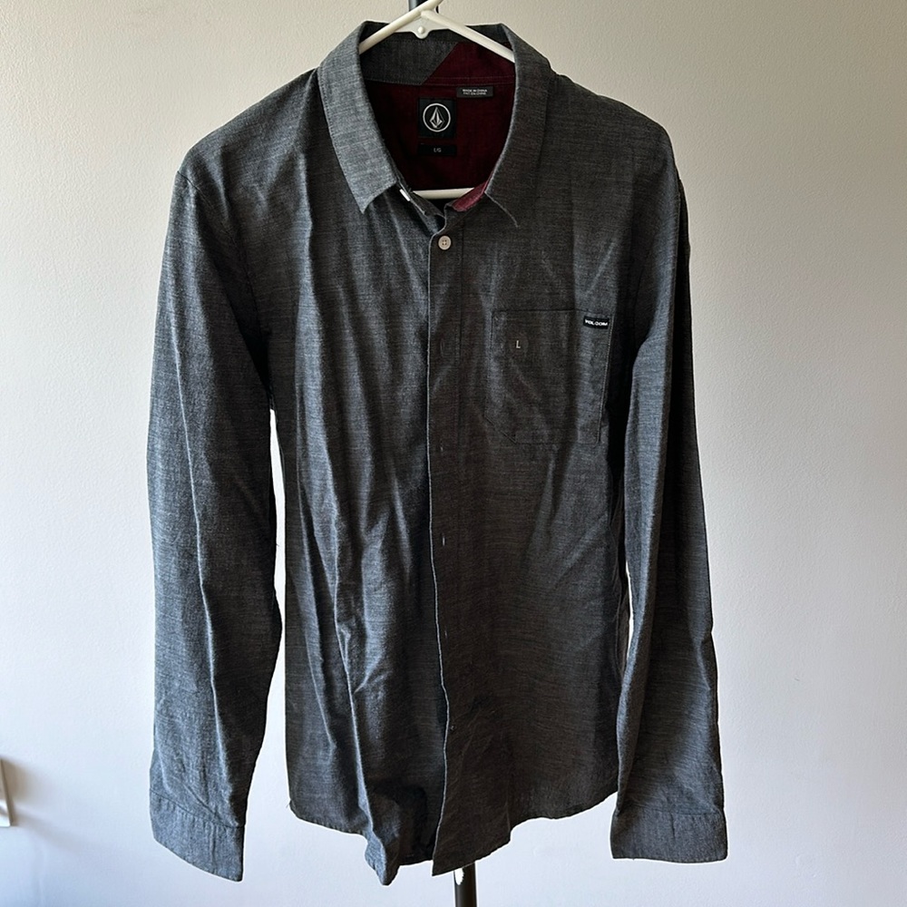Volcom men’s casual shirt color dark gray. Brand new.